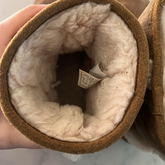 Kids UGG’s SZ 2 - Picture 7 of 9
